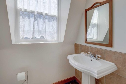 1507 2 Avenue Nw, Drumheller, AB - Indoor Photo Showing Bathroom