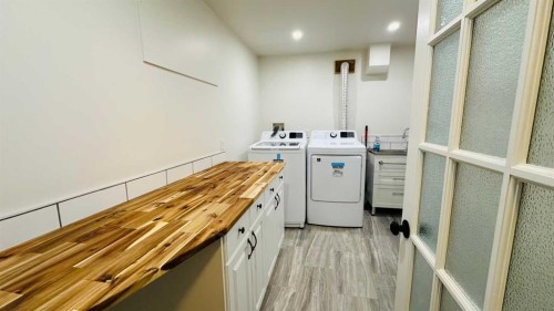 1507 2 Avenue Nw, Drumheller, AB - Indoor Photo Showing Laundry Room