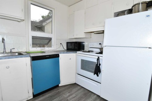127 2 Street East, Brooks, AB - Indoor Photo Showing Kitchen