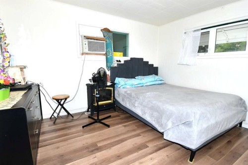127 2 Street East, Brooks, AB - Indoor Photo Showing Bedroom