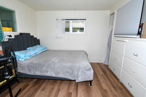 127 2 Street East, Brooks, AB - Indoor Photo Showing Bedroom