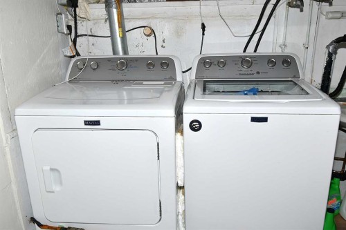 127 2 Street East, Brooks, AB - Indoor Photo Showing Laundry Room