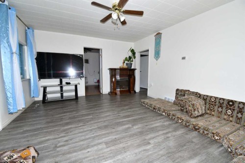 127 2 Street East, Brooks, AB - Indoor Photo Showing Living Room