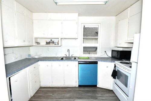 127 2 Street East, Brooks, AB - Indoor Photo Showing Kitchen