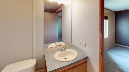 105 Meadowlake Close East, Brooks, AB - Indoor Photo Showing Bathroom