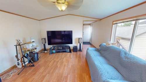 105 Meadowlake Close East, Brooks, AB - Indoor Photo Showing Living Room