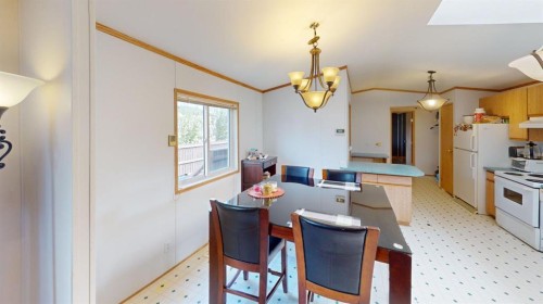 105 Meadowlake Close East, Brooks, AB - Indoor Photo Showing Kitchen