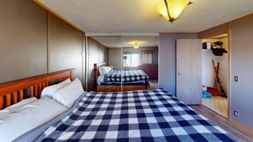 105 Meadowlake Close East, Brooks, AB - Indoor Photo Showing Bedroom