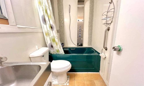 813 Center Street, Hanna, AB - Indoor Photo Showing Bathroom