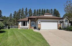 32 Fairview Close EAST Brooks, AB T1R 0N7