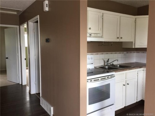59 Hunts Drive, Drumheller, AB - Indoor Photo Showing Kitchen With Double Sink