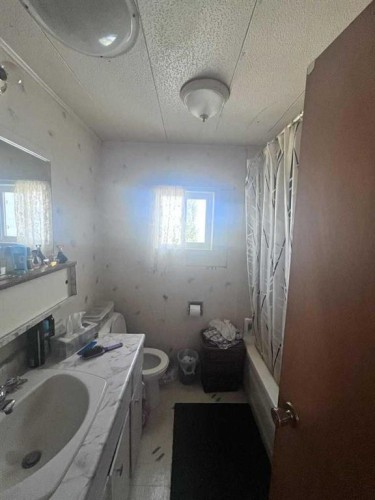 4501 East Service Road, Coronation, AB - Indoor Photo Showing Bathroom