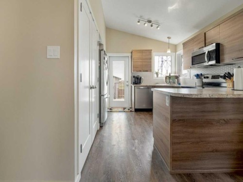 1006 Alice Birch Point North, Lethbridge, AB - Indoor Photo Showing Kitchen