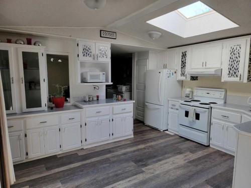 4447 Park Crescent, Coronation, AB - Indoor Photo Showing Kitchen