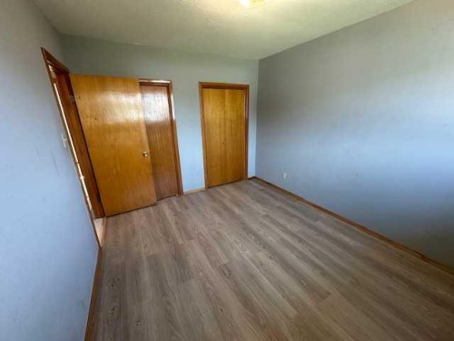 212 5 Avenue Se, Youngstown, AB - Indoor Photo Showing Other Room