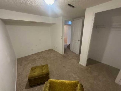 212 5 Avenue Se, Youngstown, AB - Indoor Photo Showing Other Room