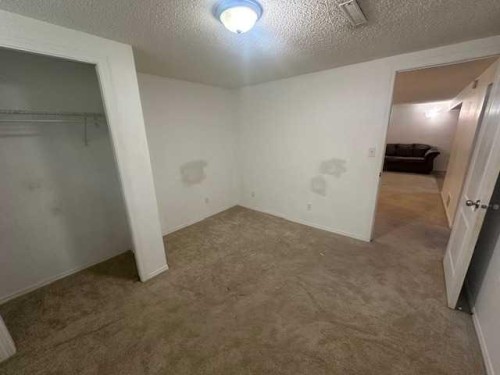 212 5 Avenue Se, Youngstown, AB - Indoor Photo Showing Other Room
