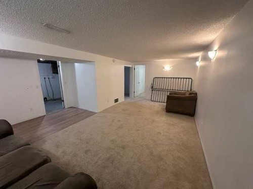 212 5 Avenue Se, Youngstown, AB - Indoor Photo Showing Other Room