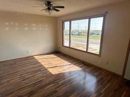 212 5 Avenue Se, Youngstown, AB - Indoor Photo Showing Other Room