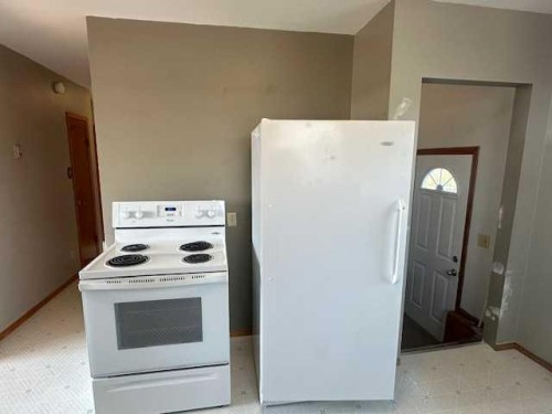 212 5 Avenue Se, Youngstown, AB - Indoor Photo Showing Kitchen