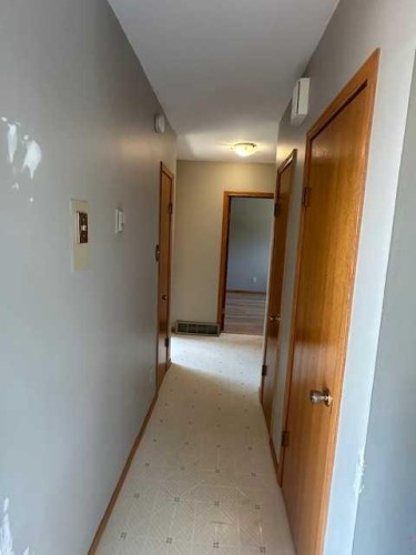 212 5 Avenue Se, Youngstown, AB - Indoor Photo Showing Other Room