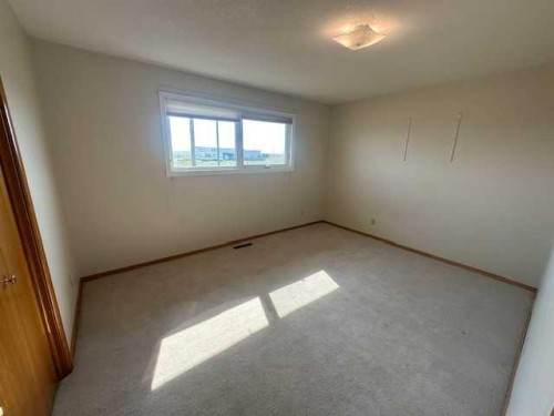 212 5 Avenue Se, Youngstown, AB - Indoor Photo Showing Other Room