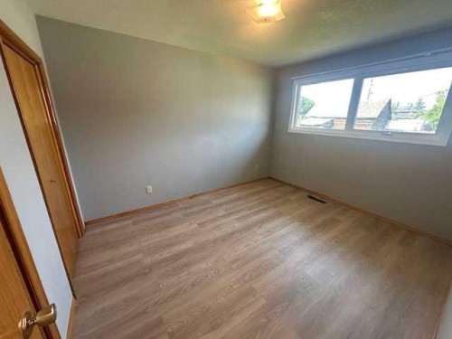 212 5 Avenue Se, Youngstown, AB - Indoor Photo Showing Other Room