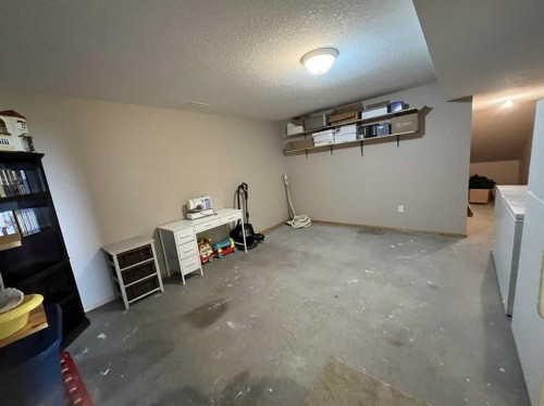145040 Rge Rd 181, Enchant, AB - Indoor Photo Showing Other Room