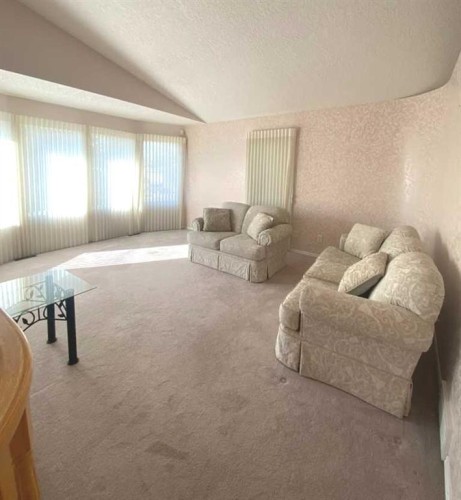 71 Park Place, Brooks, AB - Indoor Photo Showing Living Room