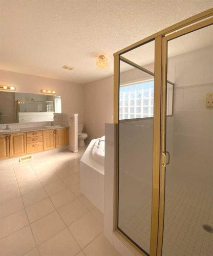71 Park Place, Brooks, AB - Indoor Photo Showing Bathroom