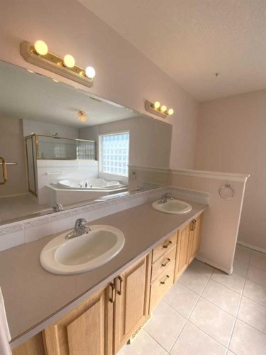 71 Park Place, Brooks, AB - Indoor Photo Showing Bathroom