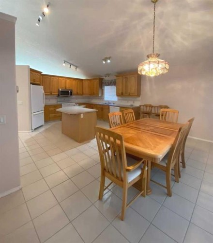 71 Park Place, Brooks, AB - Indoor Photo Showing Dining Room
