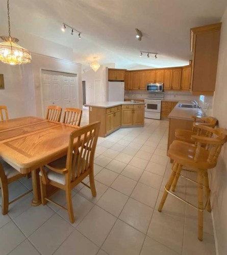71 Park Place, Brooks, AB - Indoor Photo Showing Dining Room
