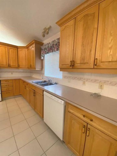 71 Park Place, Brooks, AB - Indoor Photo Showing Kitchen With Double Sink