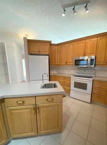 71 Park Place, Brooks, AB - Indoor Photo Showing Kitchen