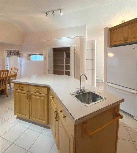 71 Park Place, Brooks, AB - Indoor Photo Showing Kitchen