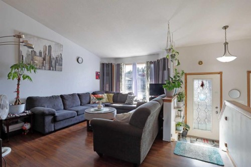 60 Pleasant Park Road West, Brooks, AB - Indoor Photo Showing Living Room
