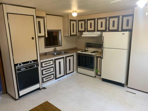 225 4 Street Street Nw, Sundre, AB - Indoor Photo Showing Kitchen With Double Sink