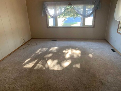 225 4 Street Street Nw, Sundre, AB - Indoor Photo Showing Other Room