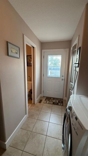 219 1 Avenue East, Youngstown, AB - Indoor