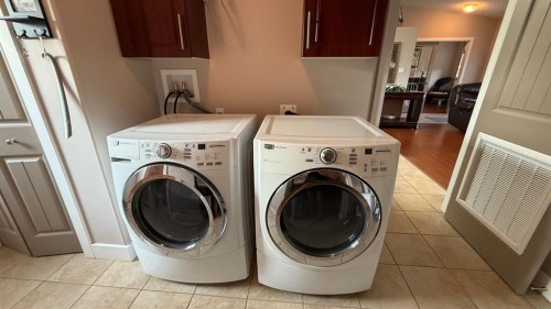 219 1 Avenue East, Youngstown, AB - Indoor Photo Showing Laundry Room