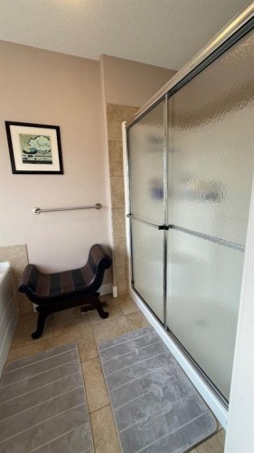 219 1 Avenue East, Youngstown, AB - Indoor