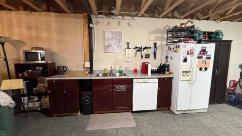 219 1 Avenue East, Youngstown, AB - Indoor