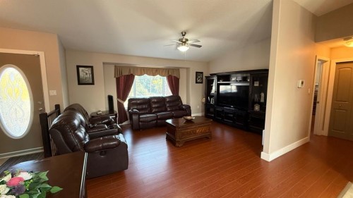 219 1 Avenue East, Youngstown, AB - Indoor Photo Showing Living Room
