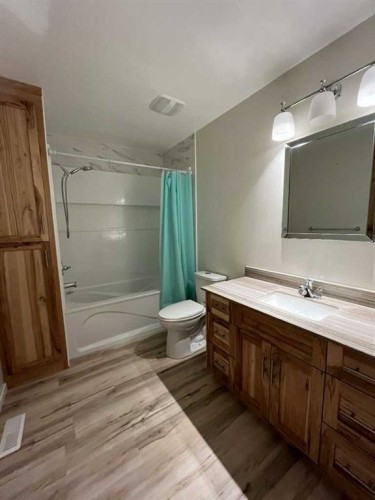 126 Harris Road, Taber, AB - Indoor Photo Showing Bathroom