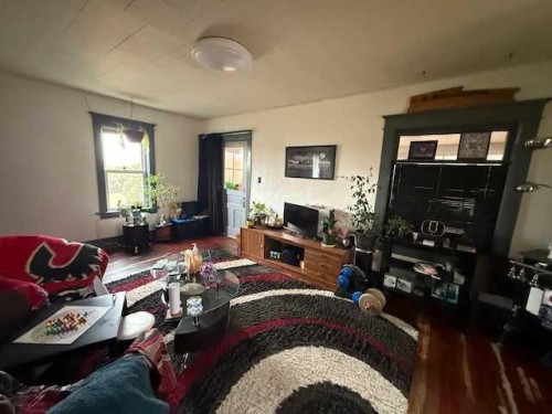 120 Main Street, Michichi, AB - Indoor Photo Showing Living Room