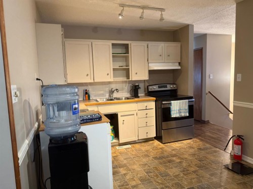 103 7 Avenue Se, Drumheller, AB - Indoor Photo Showing Kitchen With Double Sink