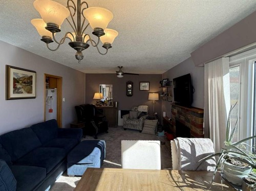 816 James Crescent, Hanna, AB - Indoor Photo Showing Living Room