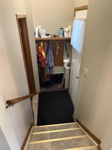 816 James Crescent, Hanna, AB - Indoor