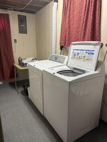816 James Crescent, Hanna, AB - Indoor Photo Showing Laundry Room